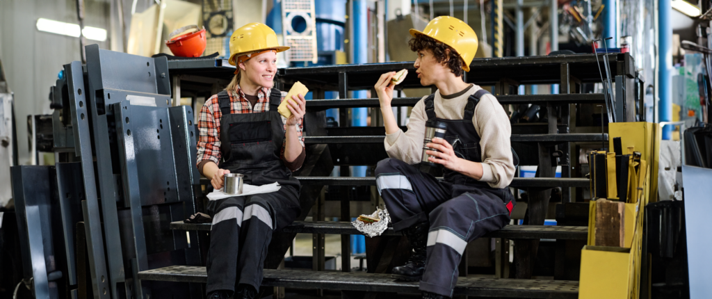 Zwei Frauen frühstücken auf der Arbeit.