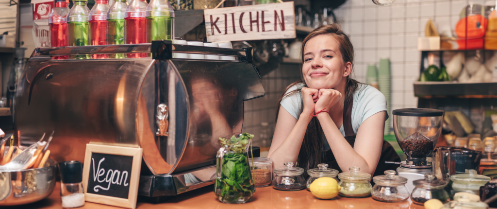 Frau in Küche mit veganen Lebensmitteln.